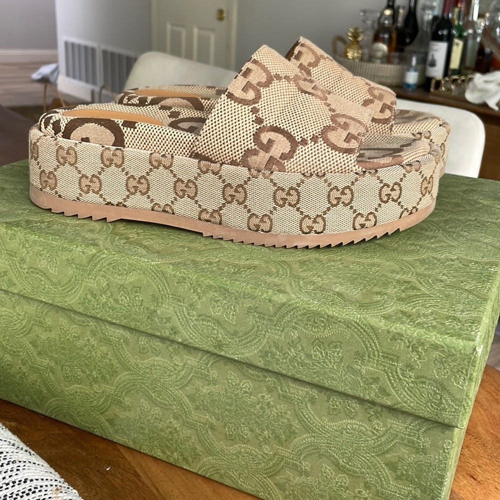 Gucci WOMEN'S PLATFORM SLIDE SANDAL size 37
